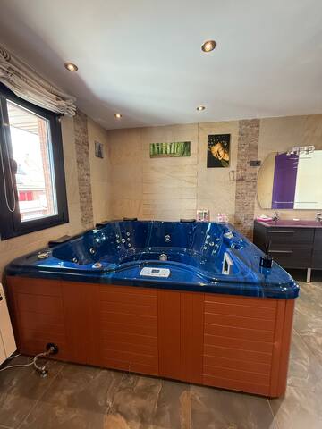 Chalet vanguardista de diseño en Madrid aeropuerto gallery image 3