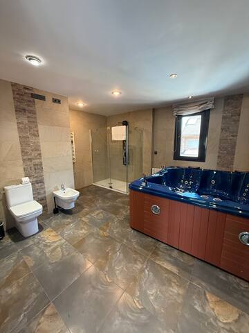 Chalet vanguardista de diseño en Madrid aeropuerto gallery image 4