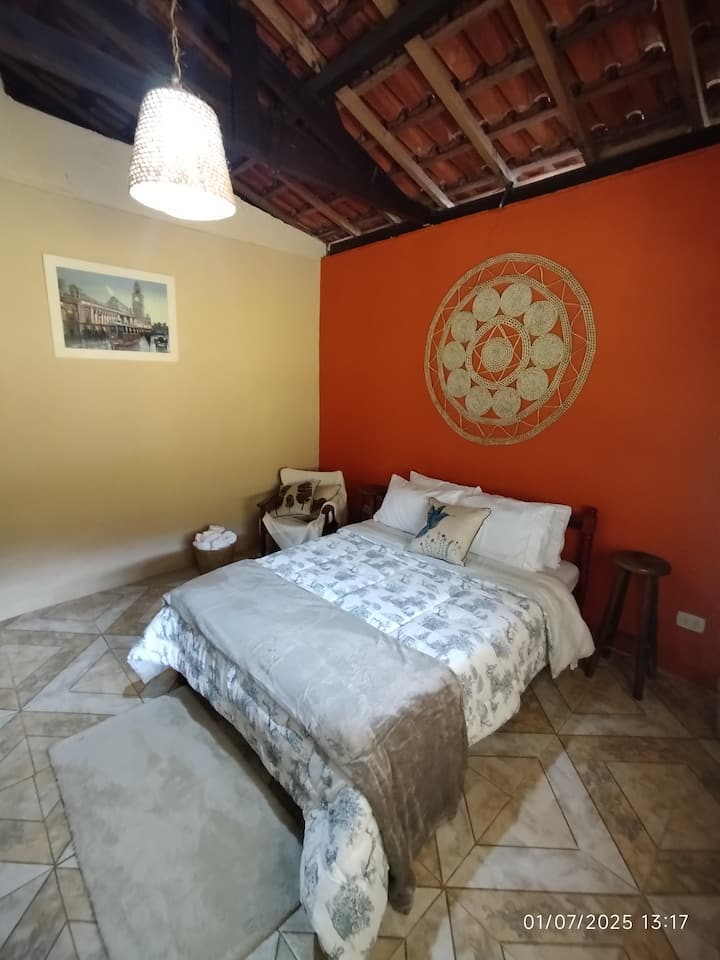 Aconchegante com Casal Bed وTreliche

مرحبًا بك في الغرفة 2!  
بيئة واسعة وجيدة التهوية ومتعددة الاستخدامات، مثالية للأزواج أو العائلات أو المجموعات الصغيرة التي تسعى إلى الراحة والهدوء.
