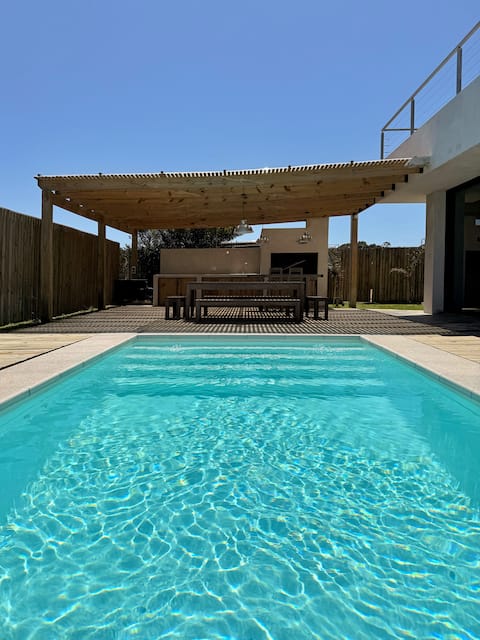 Pool, stove, and pet-friendly, just meters from the sea