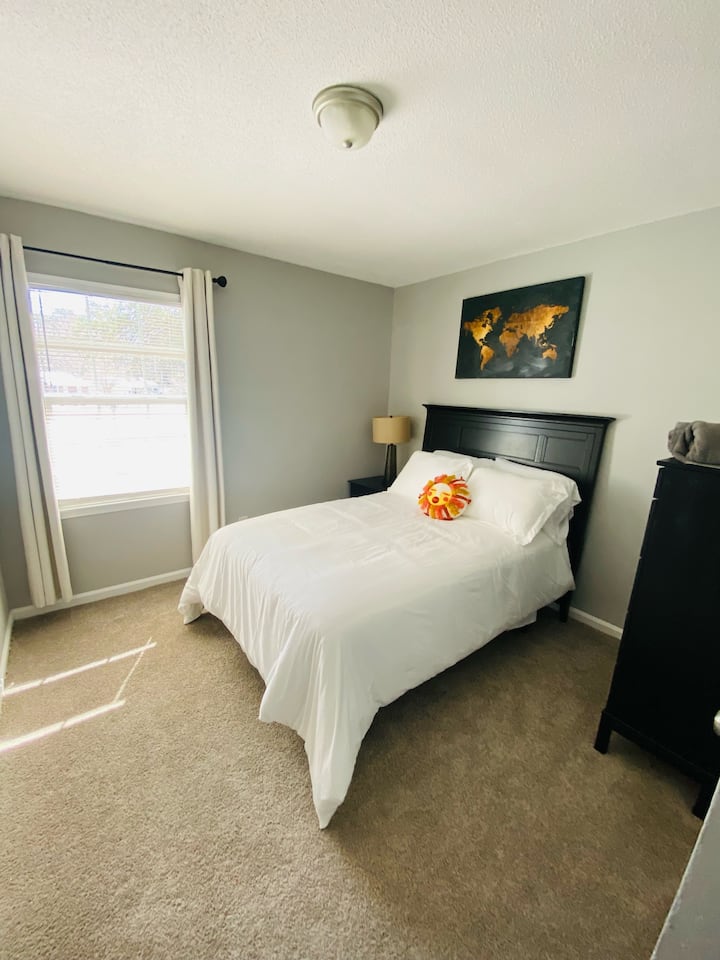 Krevet pune veličine u spavaćoj sobi 1.  U ovoj sobi nalazi se 1 noćni ormarić, visoki komod i ormar.  Ova je prostorija najbliža dnevnom boravku i nalazi se izravno nasuprot praonice rublja.