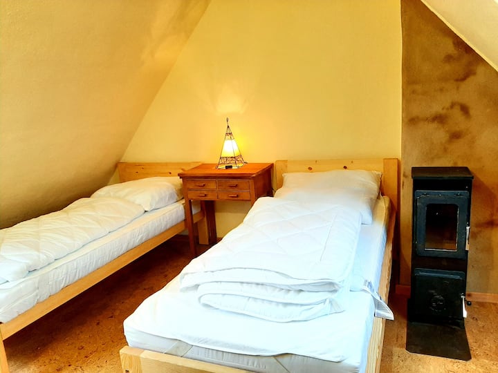 Soba „Mjesečina” 
Kreveti za jednu osobu mogu se postaviti na bračni krevet (180x200).