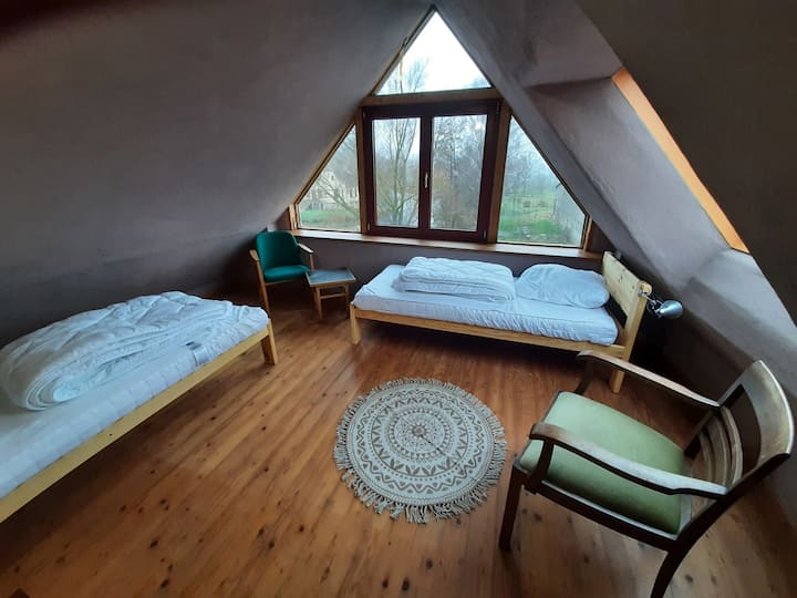 Gore navedena fotografija ne odgovara četvrtoj spavaćoj sobi jer se samo postavlja u posljednjih nekoliko koraka. Međutim, uskoro je spreman za boravak i ima kamin, a opremljen je i s 2 jednostruka kreveta ili 1 bračnim krevetom. 