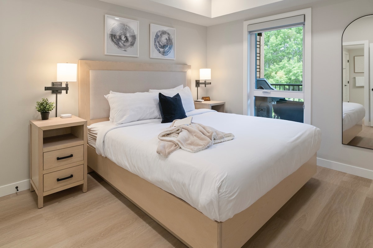 Glavna spavaća soba nudi udoban bračni krevet s mogućnošću odabira jastuka i vrhunskom posteljinom. 