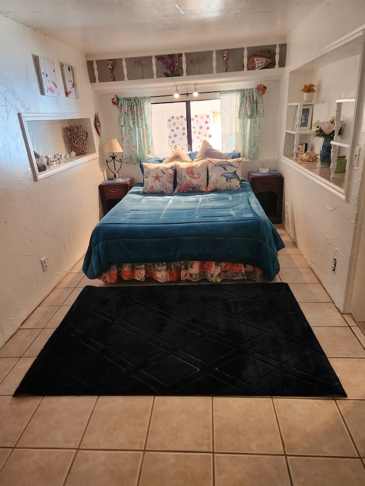 ห้องนี้มีเตียงควีนไซส์โต๊ะทำงานและ Wi-Fi