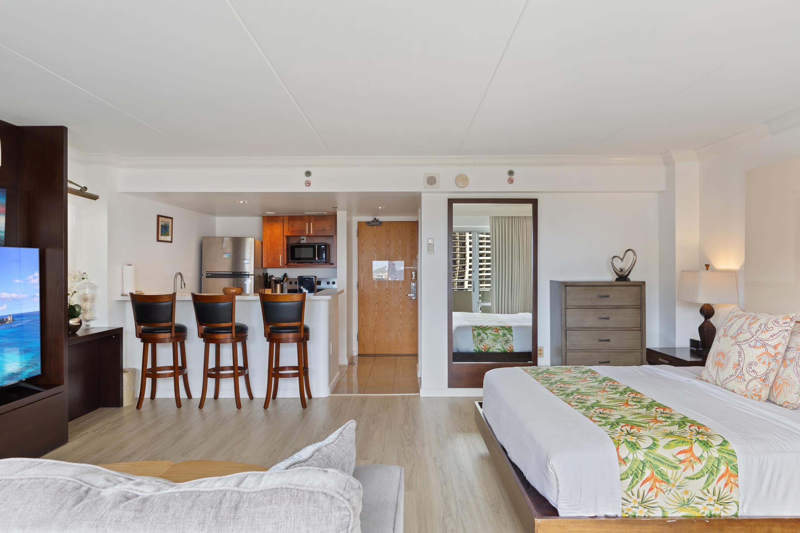 Condo in Honolulu · ★4.81 · 1 bedroom · 2 beds · 1 private bath - Image 6