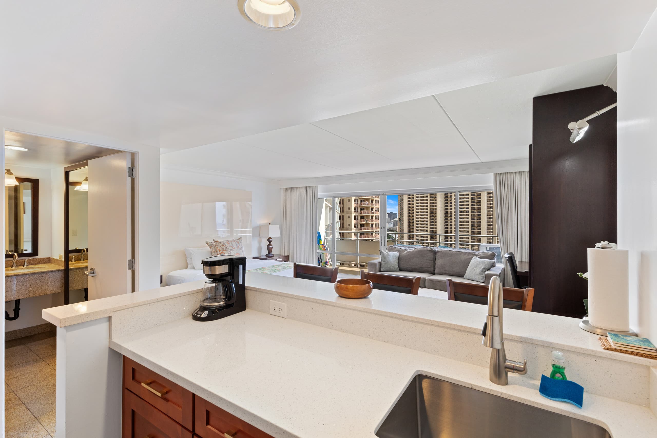 Condo in Honolulu · ★4.81 · 1 bedroom · 2 beds · 1 private bath - Image 10