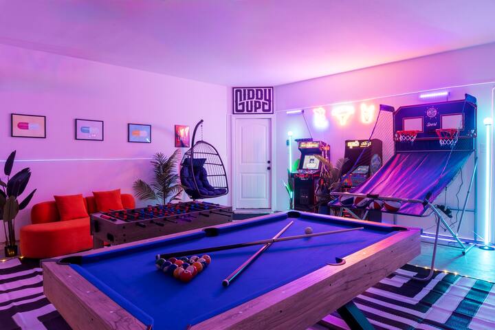 5min DT Luxe House | Arcade, Billiards, Foosball