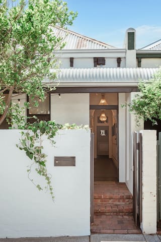 Paton House | Heritage Luxe | 250m to Beach