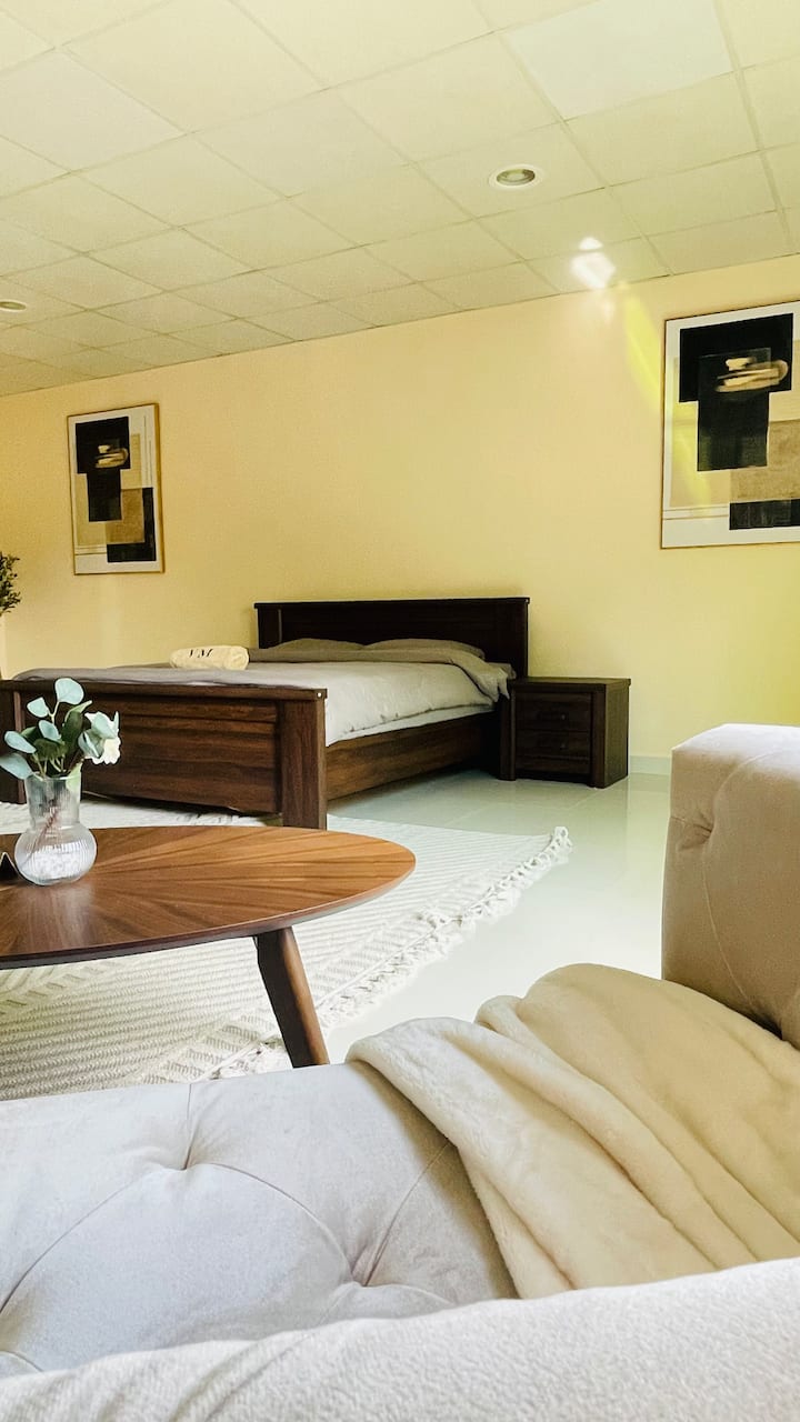 Una habitación espaciosa con cama tamaño king, vestidor, armario y sofá para relajarse 
Y un baño privado