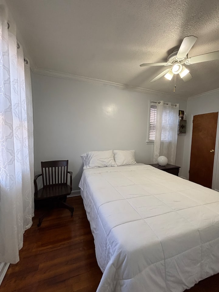 Spacious room with 1 Queen bed, him and hers closets, extra storage space, iron and ironing board, central heating and cooling, washing and dryer right in front of the room , 400 count Egyptian cotton sheets, hotel standard mattress and comforter, 