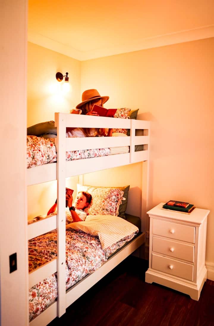Os beliches estão localizados em uma alcova entre o quarto principal e o banheiro.