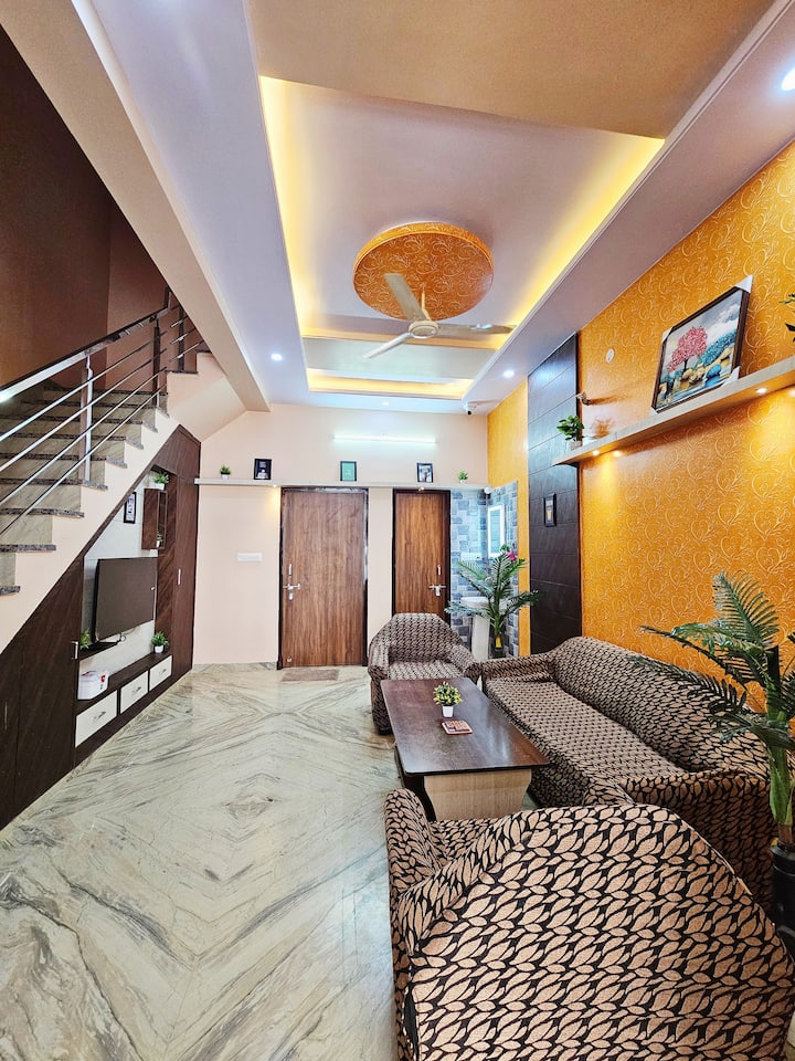 Cozy Common Lounge - ผ่อนคลายบนโซฟาสบายๆเพลิดเพลินกับมื้ออาหารและสตรีมรายการโปรดไปด้วยกัน รองรับผู้เข้าพักได้สูงสุด 5 คนอย่างสะดวกสบาย