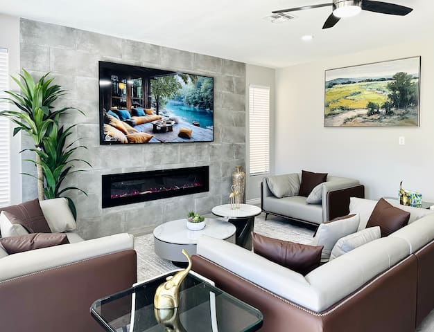 Near Strip •Beautiful Oasis w Pool•5BR 8BEDS