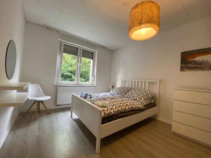 Spálňa s manželskou posteľou 140 cm, komodou, 2 skriňami