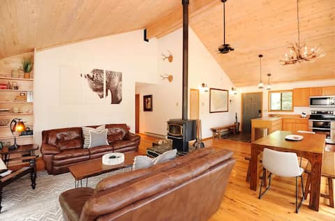 Popular Airbnb listing: Moose Meadows Cabin Hot Tub+WiFi+AC+8MilestoYNP in Bozeman / Gallatin County