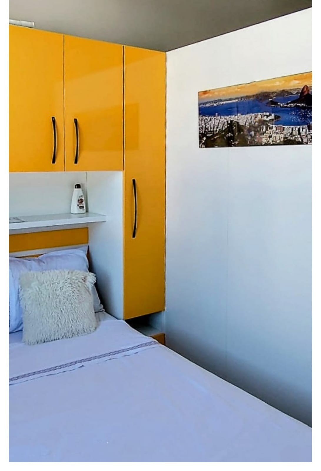 kitanda kizuri, chenye mashuka na mito inayopatikana kwa mtazamo wa Kristo Mkombozi!