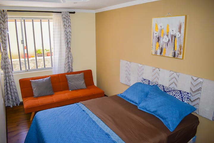 Habitación 2. Ubicada en el Departamento de la planta baja. 
Consta de una cama de 2 plazas y un sofá cama de una plaza y media.