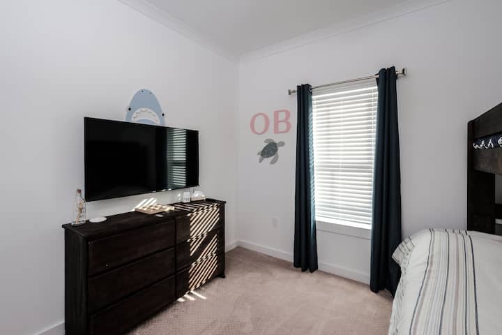 Спалня 3 разполага с многофункционално двойно легло с две единични части, единично легло отгоре и разтегателно легло, както и смарт телевизор и забавни акценти, подходящи за деца, което я прави идеалното място за забавление, почивка и време пред екрана.