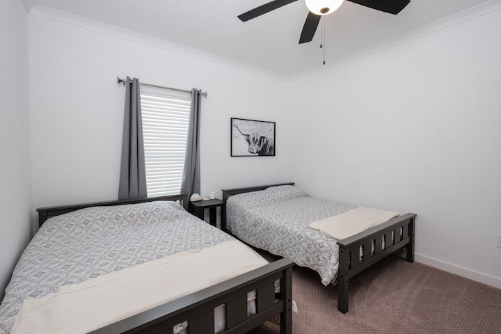 Спалня 2 предлага две удобни двойни легла и игрив декор с тематика крава, който е идеален за деца или гости, които обичат забавленията. От забележими акценти до весели щрихи, това е уютно място с характер и много място за почивка.