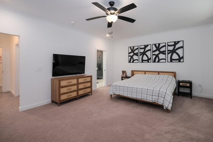 Отпуснете се в просторния апартамент с голямо двойно легло, самостоятелна баня, смарт телевизор и внимателно подбрани детайли – вашето лично убежище след слънчеви дни и приключения край брега.