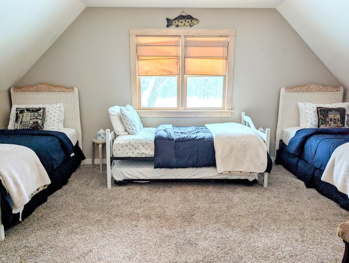 Este tercer dormitorio en el tercer nivel de la casa ofrece dos camas individuales normales y la cama del medio es una cama nido doble. Este dormitorio tiene capacidad para 4 personas. 