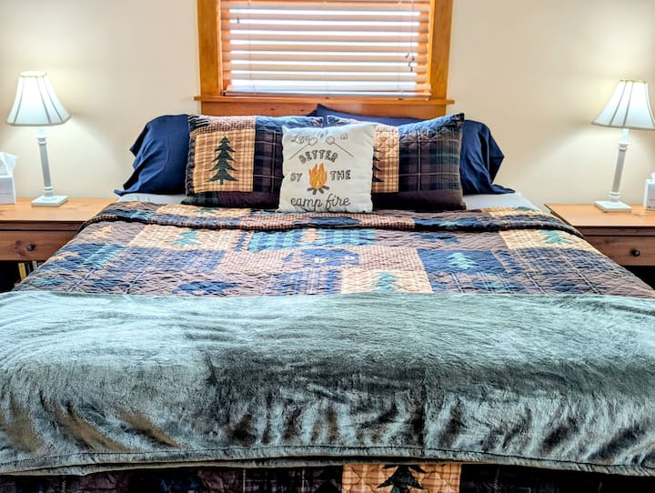 Cama tamaño king en el nivel principal.