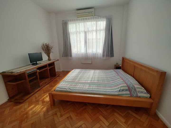 kitanda aina ya queen. 
yenye mwangaza wa kutosha na yenye hewa safi
pazia la voile na la kuzima mwanga