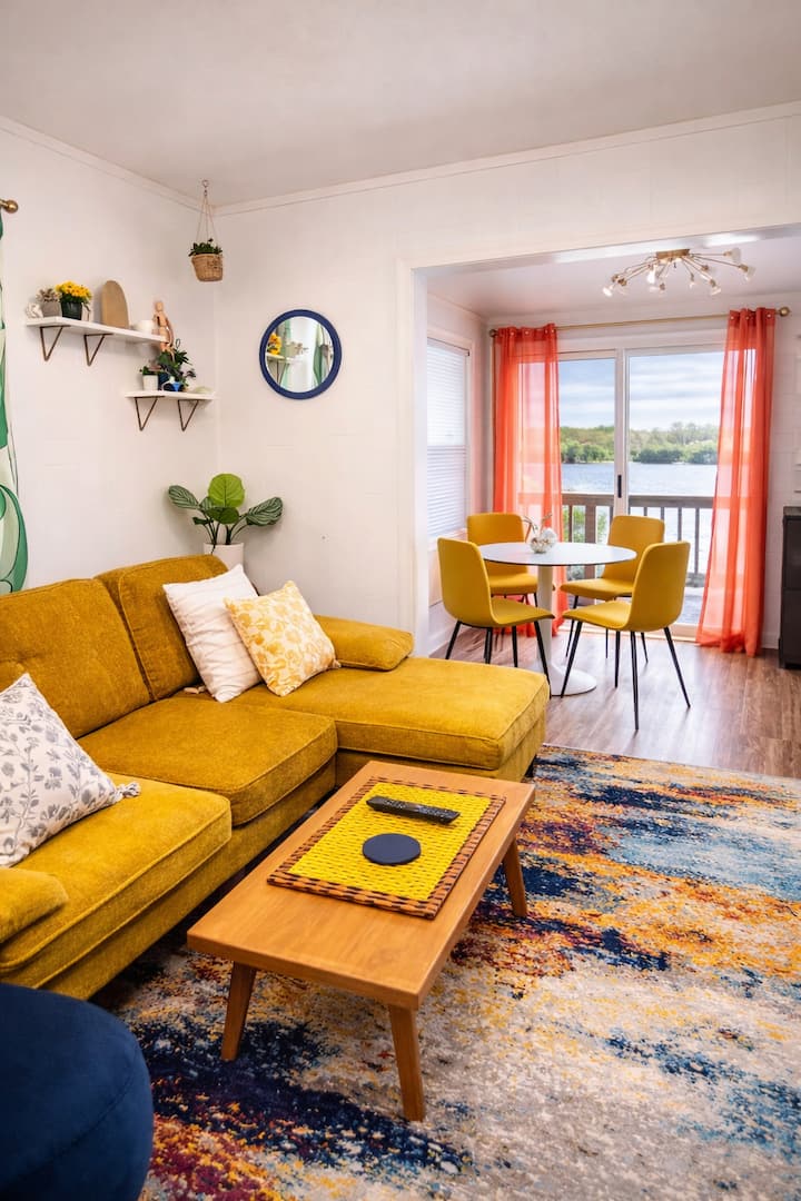 Riverfront Nest | Kayaks • Fire Pit • Bikes - Houses for Rent in