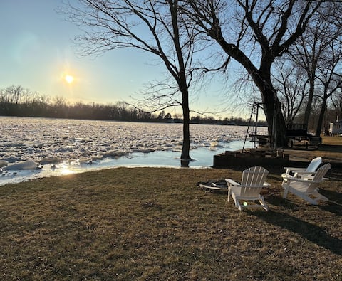 Couples’ River Escape • Cozy, Calm & Charming