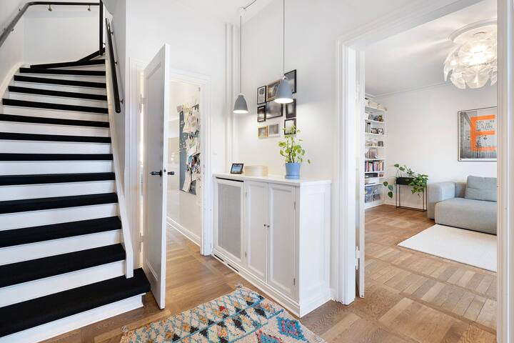 250m2 exclusive + central townhouse at city beach gallery image 2