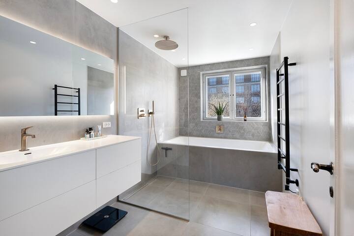 250m2 exclusive + central townhouse at city beach gallery image 5