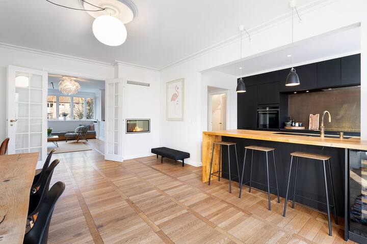 250m2 exclusive + central townhouse at city beach gallery image 4