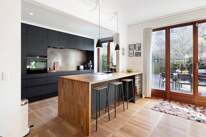 250m2 exclusive + central townhouse at city beach gallery image 3