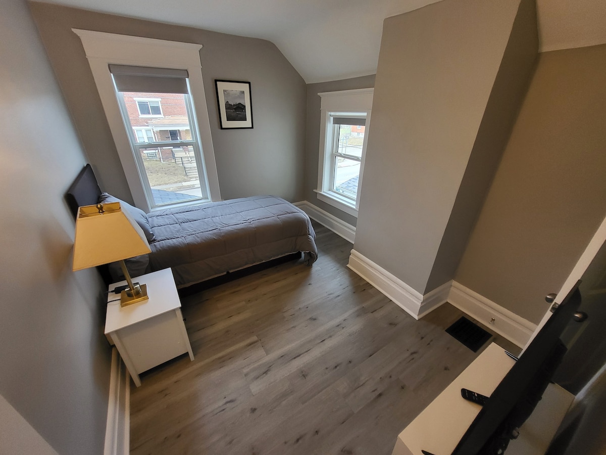 Tercer dormitorio con cama doble,  armario con perchas, TV de pantalla plana, sábanas limpias y persianas oscuras.