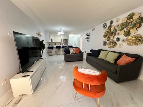 Successful Airbnb property: Modern Space in Miami Near Airport parking sleep 7 in Hialeah