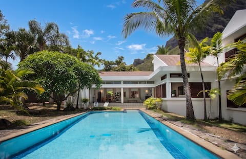 Le Morne Villa with Pool, Garden and Resort Access