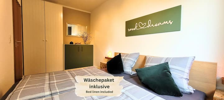 Das große Doppelbett ist 180x200 m groß. Im Schrank und der Kommode findest du viel Stauraum für deine persönlichen Sachen.