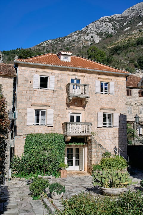 Waterfront Historical Villa Perast