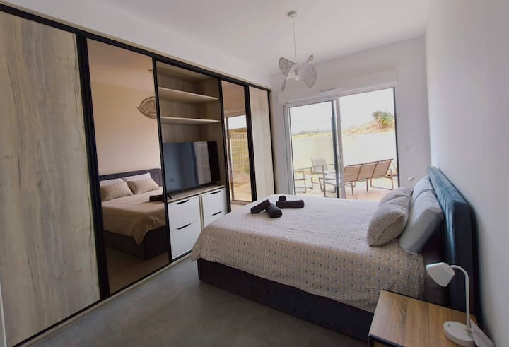 GRAND DRESSING AVEC MIROIR, PENDERIES DOUBLES A POIGNEES, ETAGERES et TIROIRS + GRANDE TELEVISION (LG) CONNECTEE
+ SALLE DE BAINS ATTENANTE (voir photo "salle de bain 2" - SEPAREE DE LA CHAMBRE PAR PORTE COULISSANTE).