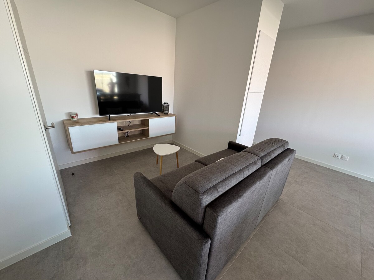 CANAPE CONVERTIBLE (POLTRONE & SOFA) 140x200 
TV LG (fibre) = 1 couchage 