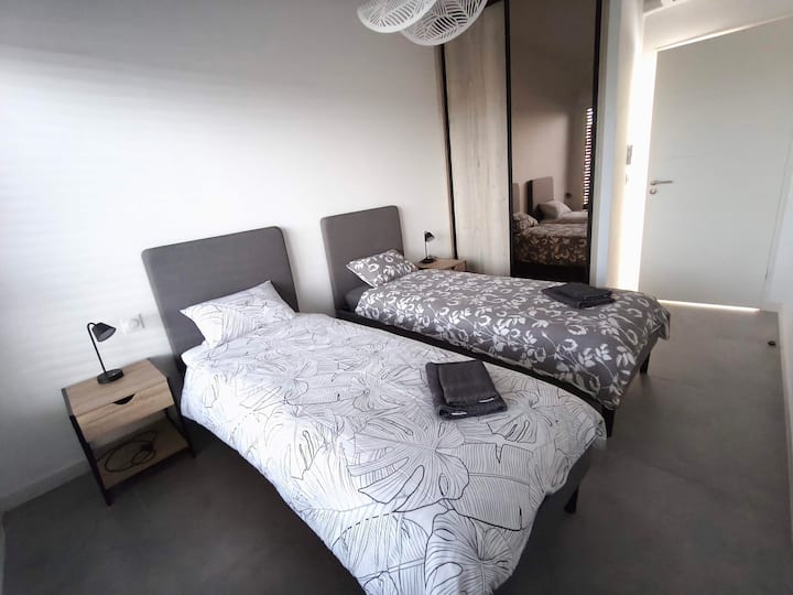 LIT MODULABLE : NOUS SIGNALER DES RESERVATION SI VOUS SOUHAITEZ UN MEME COUCHAGE POUR 2 (pour 1 couple : 1 GRAND LIT 160x200 matelas EMMA) OU LA VERSION COUCHAGE SEPAREE (SOIT 2 LITS SIMPLES 80 X 200 DANS CETTE CHAMBRE - par ex. pour 2 enfants).