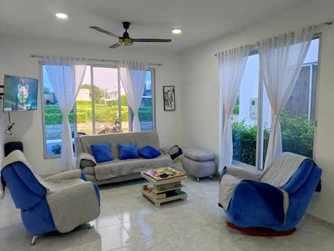 Top performing Airbnb: Rest and adventure in a country house near Girardot in Flandes