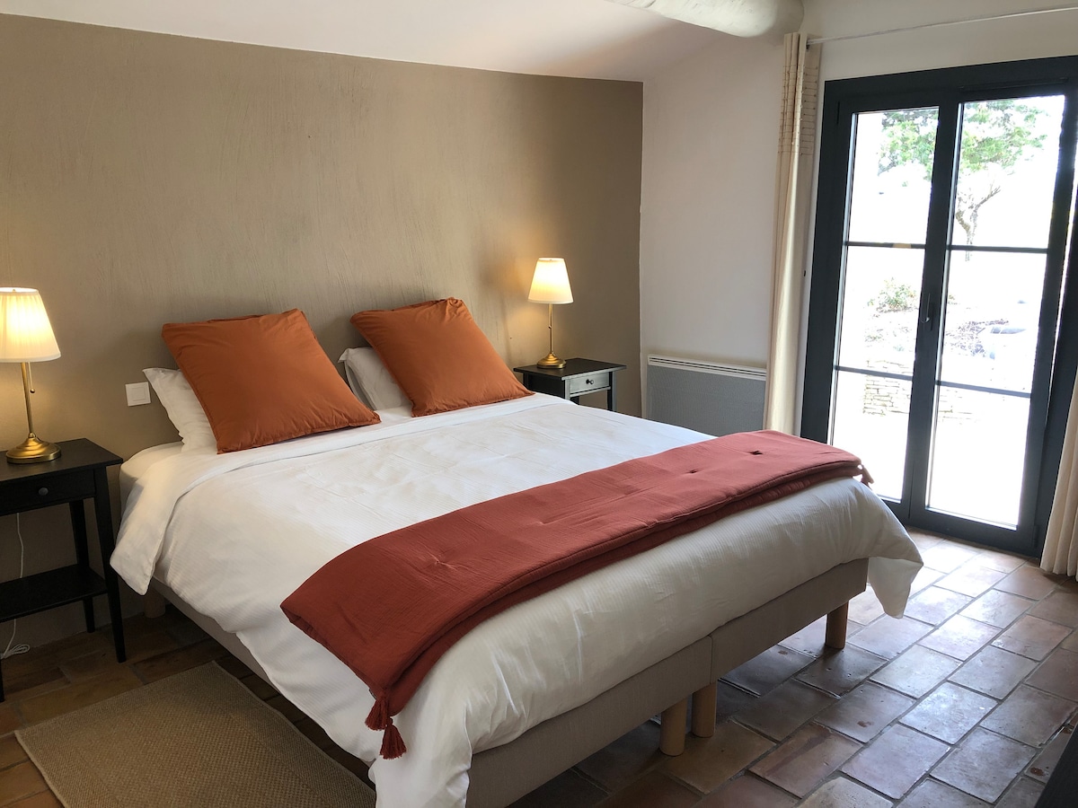 Spavaća soba ima veliki bračni krevet (180 x 200) i izlaz na privatnu terasu, što pruža intimu i profinjenu udobnost.