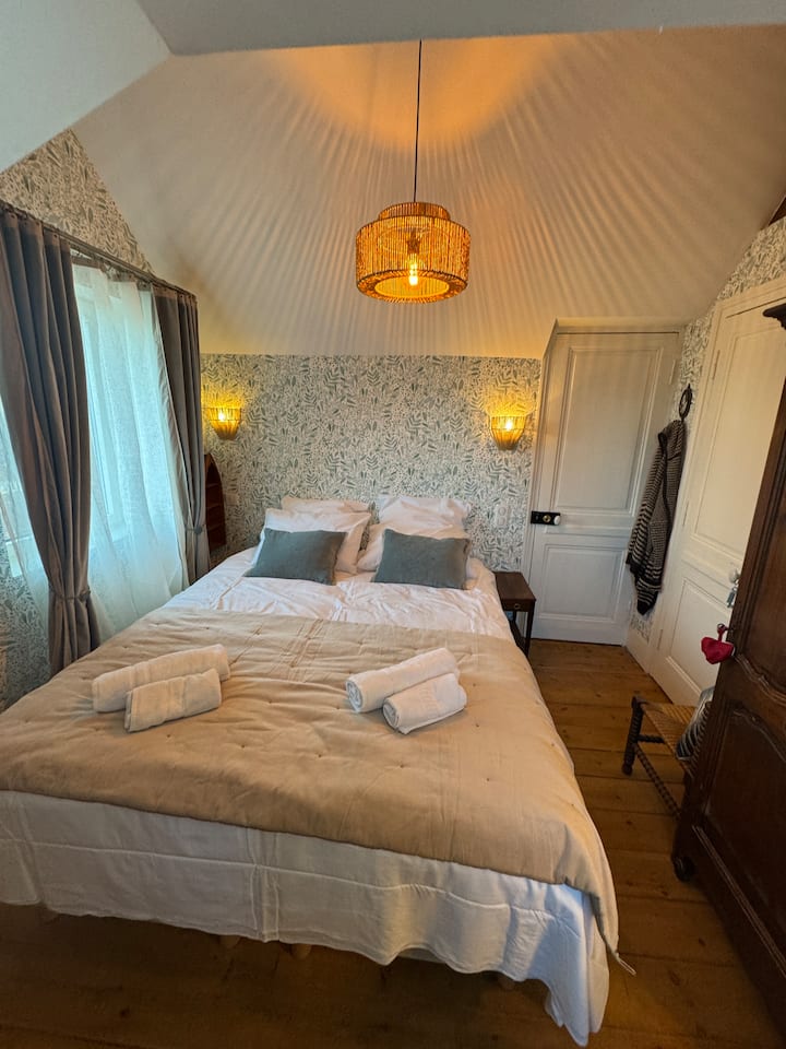 Habitación del consejero del Rey.
Muy luminosa, que incluye una cama queen size de 160 cm, armario, escritorio de secretaria, sillón y alfombra, 2 ventanas.