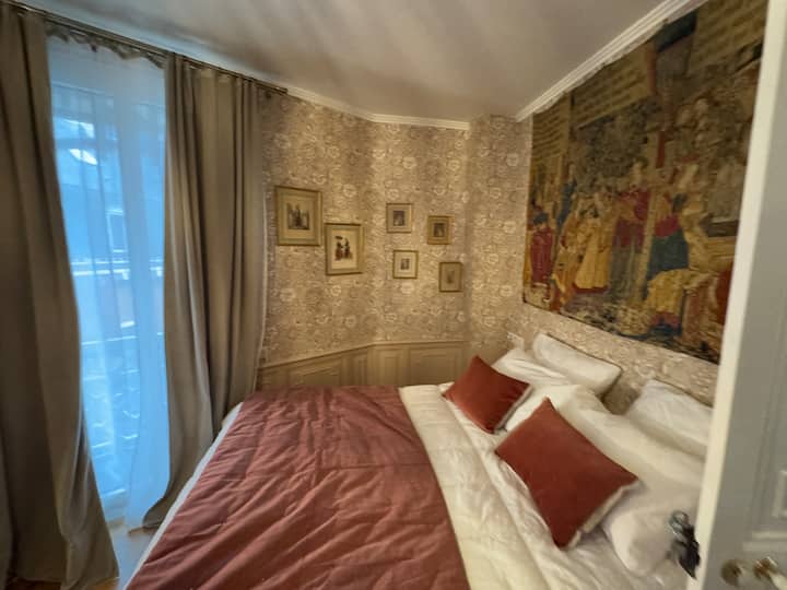  Habitación princesa muy bien decorada con tapicería y cuadros. Cortinas de terciopelo Incluye 1 cama queen size de 160 cm, así como una cama de 90 cm, chimenea decorativa y parquet.
Dos ventanas, una de ellas con balcón.