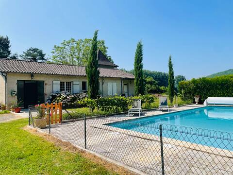 House on the banks of the Lot surrounded by vineyards