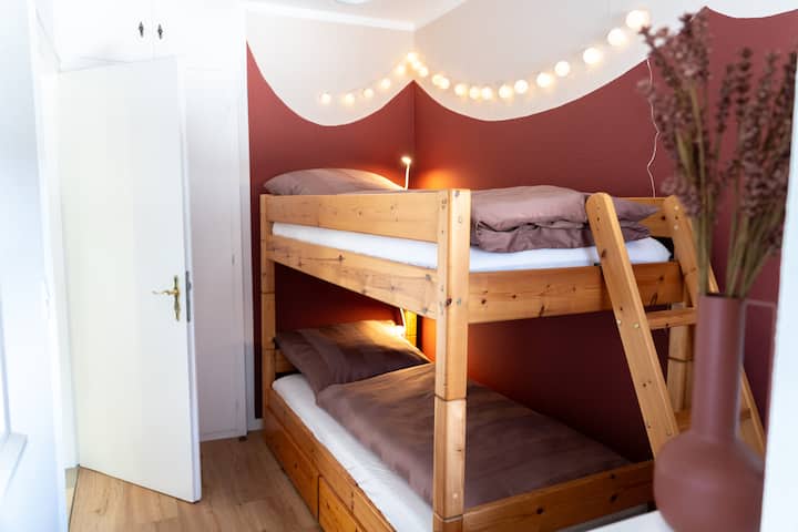 ห้องนอนเล็กมีเตียงสองชั้นพร้อมที่นอนขนาด 0.90 ม. x 2.00 ม.
ด้านหลังประตูหน้ามีตู้เสื้อผ้าในตัวขนาดเล็กพร้อมชั้นวางของและราวแขวนเสื้อผ้า แน่นอนว่ามีไม้แขวนเสื้อให้
