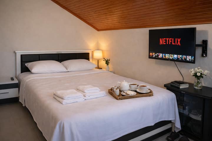 Glavna spavaća soba 
+ ortopedski veliki krevet za dvoje
Veliki ormar s ogledalom s +4 vrata
+ Stol za šminkanje s ogledalom 
+Noćne bobice
+Android Smart TV
+parno glačalo 
+TV jedinica Šest malih farmaceutskih skladišta