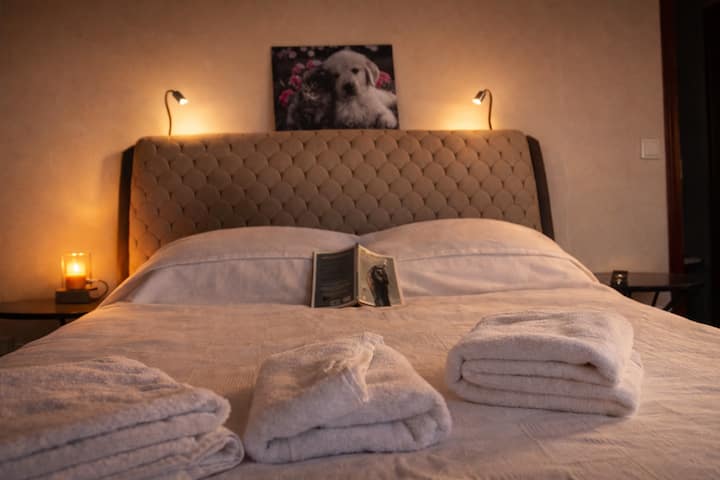 Spavaća soba 
+ Veliki ortopedski krevet za dvije osobe s opružnim madracem i osvijetljenim uzglavljem
+ Ormar s 3 vrata
+ Adroid Smart TV s Wi-Fi vezom
+ Radni stol i stolica za učenje
+Nevjerojatan pogled na Edremit Bay